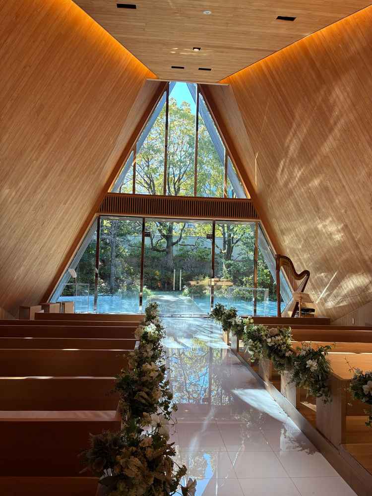 チャペルは、木目調で落ち着いた雰囲気と、少しカジュアルな感じがとても良かった。