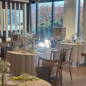 披露宴会場はゲストとの距離が近く、一体感のある空間が印象的でした。自然光が入る明るい雰囲気でした。