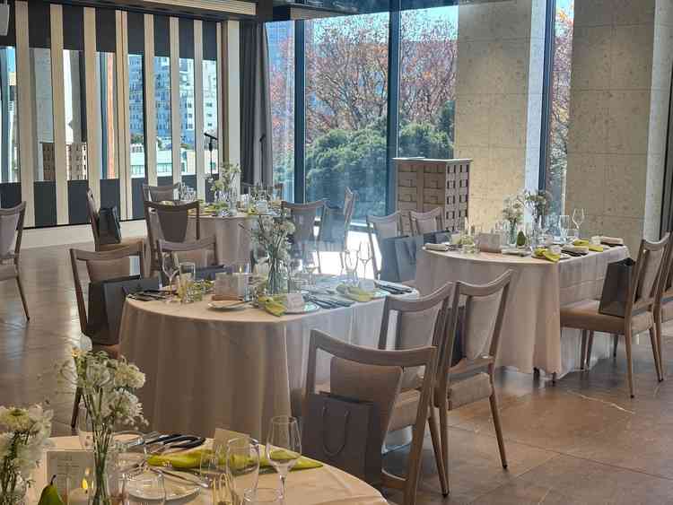 披露宴会場はゲストとの距離が近く、一体感のある空間が印象的でした。自然光が入る明るい雰囲気でした。