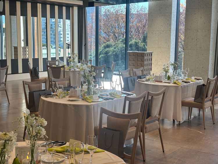 披露宴会場はゲストとの距離が近く、一体感のある空間が印象的でした。自然光が入る明るい雰囲気でした。