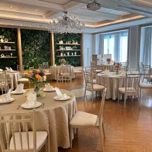 ニューヨークレジデンス。木目と壁のグリーンが目を引くナチュラルな印象の披露宴会場。