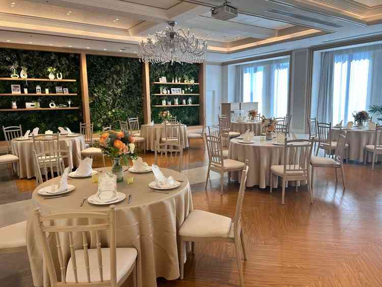 ニューヨークレジデンス。木目と壁のグリーンが目を引くナチュラルな印象の披露宴会場。