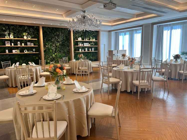 ニューヨークレジデンス。木目と壁のグリーンが目を引くナチュラルな印象の披露宴会場。