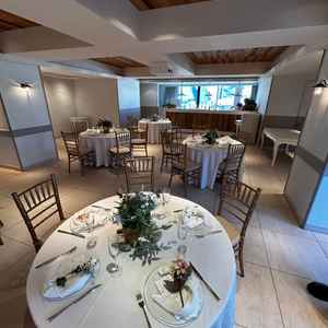 写真のイメージとは違ったもののこじんまりした素敵な会場でした。置いてあるものもお洒落でした。