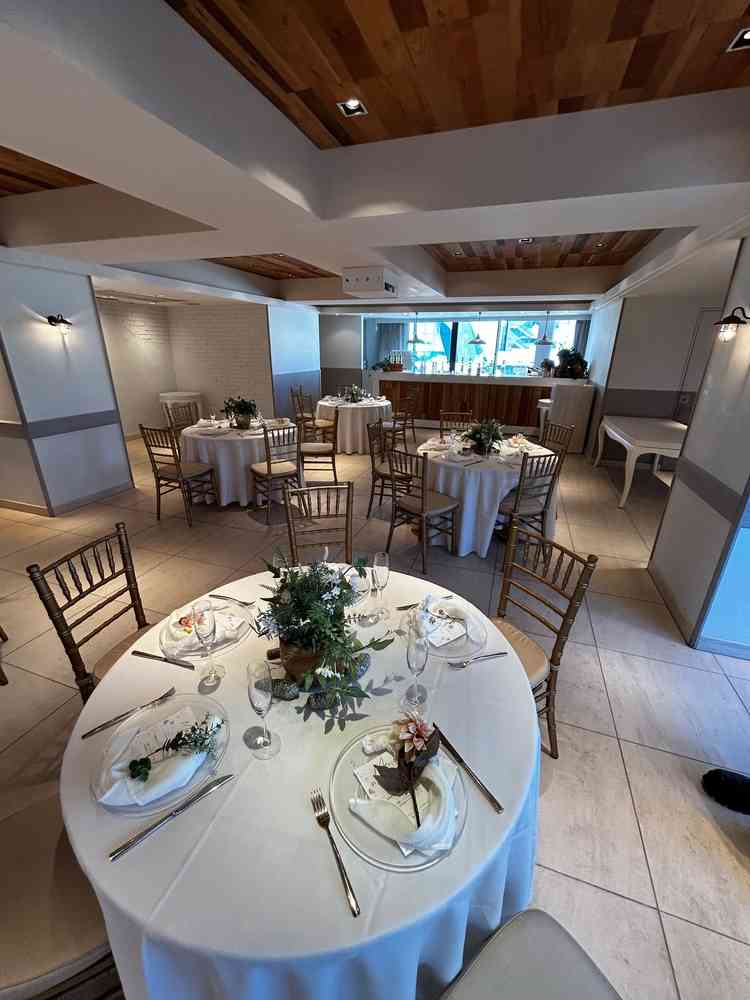 写真のイメージとは違ったもののこじんまりした素敵な会場でした。置いてあるものもお洒落でした。