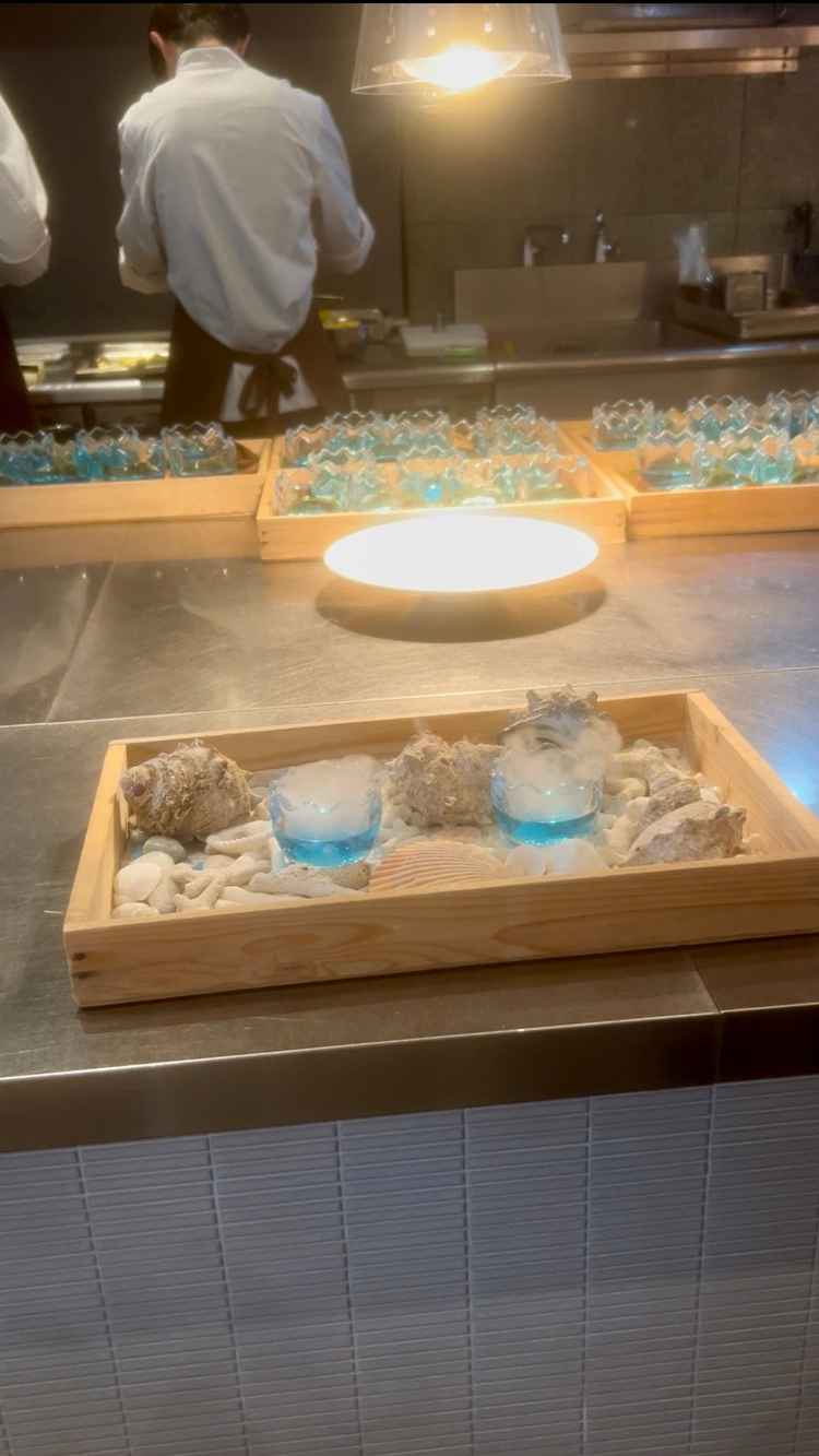 お料理を使った演出のひとつ。オープンキッチンでお料理の準備をされており、いい香りがしていました。