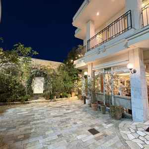 ガーデン挙式をするならこのスペース。人数が多い場合は建物2階のスペースから見ていただくこともできる。