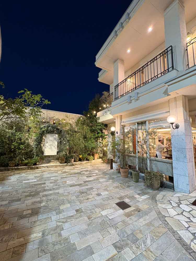 ガーデン挙式をするならこのスペース。人数が多い場合は建物2階のスペースから見ていただくこともできる。