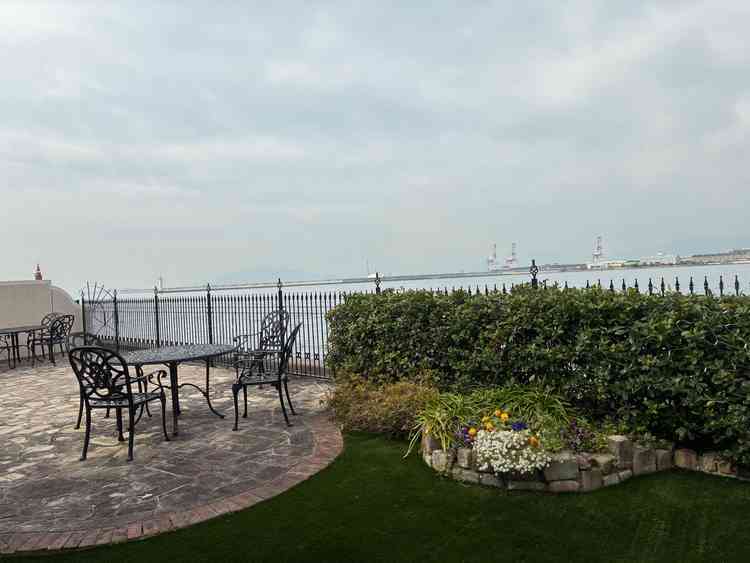 披露宴会場の外は海が広がっています