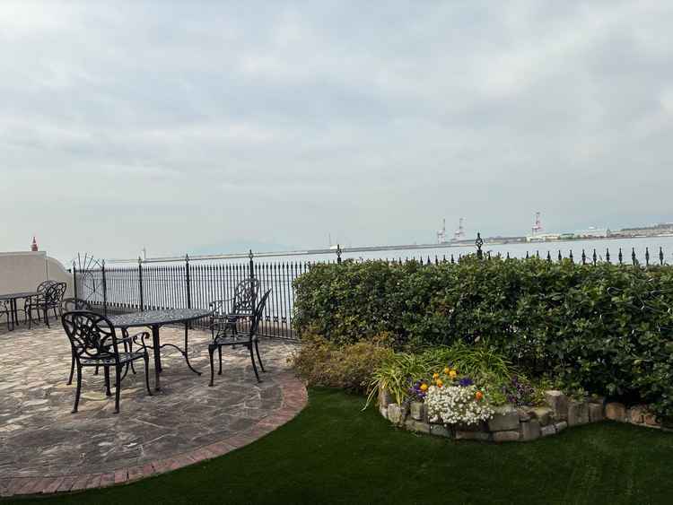 披露宴会場の外は海が広がっています