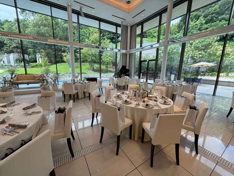 披露宴会場① 窓が大きく天井高も十分でとても明るかった