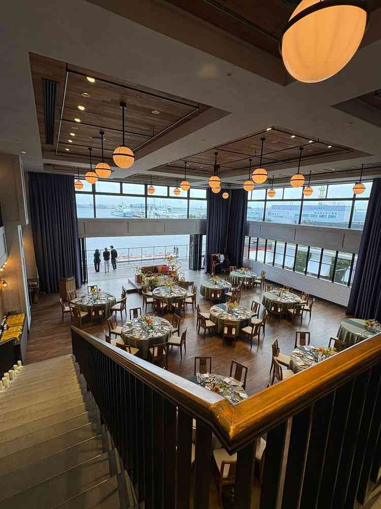 階段上から見た披露宴会場