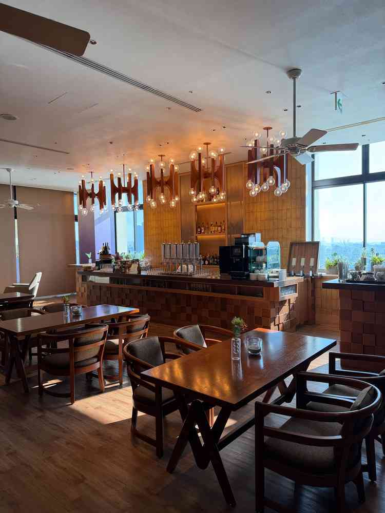 挙式前にゲストが待機するラウンジ。スペースがとても広い。ドリンクの種類も豊富で楽しんでもらえそう。