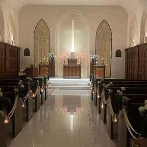 チャペル正面からの写真です。十字架が床に反射していて、当日ドレスも映えるチャペルだと思いました。