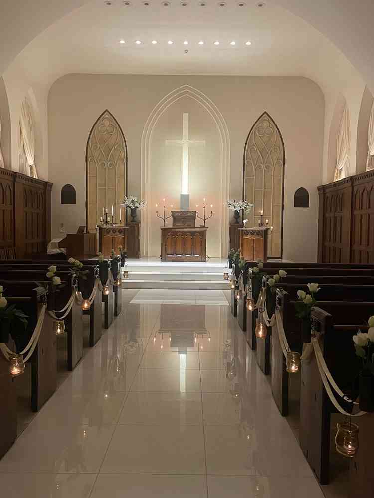 チャペル正面からの写真です。十字架が床に反射していて、当日ドレスも映えるチャペルだと思いました。