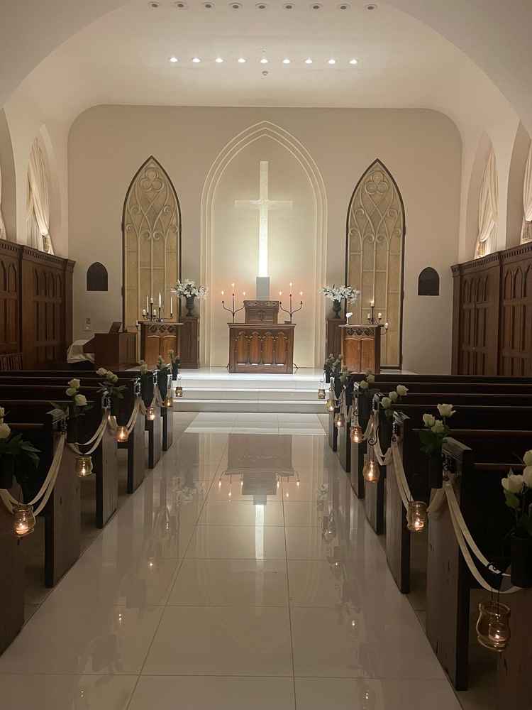 チャペル正面からの写真です。十字架が床に反射していて、当日ドレスも映えるチャペルだと思いました。