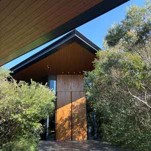 チャペルです。1年中緑が映えるよう植樹されているそうです。