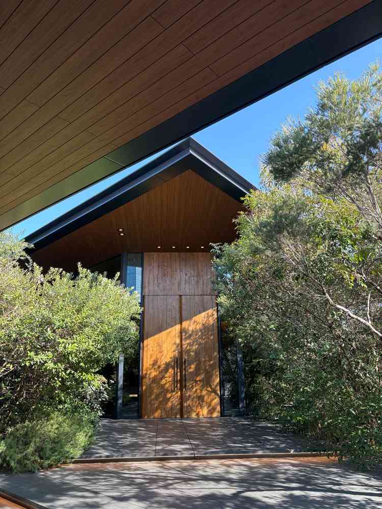 チャペルです。1年中緑が映えるよう植樹されているそうです。