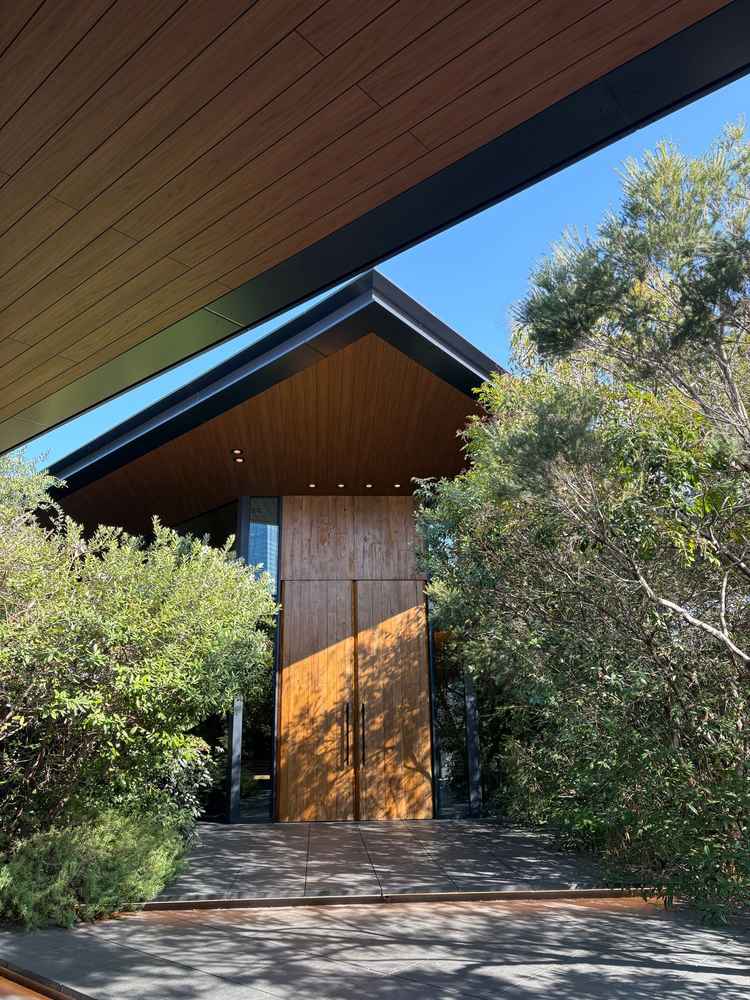 チャペルです。1年中緑が映えるよう植樹されているそうです。