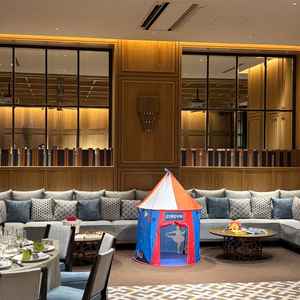 会場の奥には大きなソファーエリアが。キッズスペースや談話スペースにしたりと多様な使い方ができます