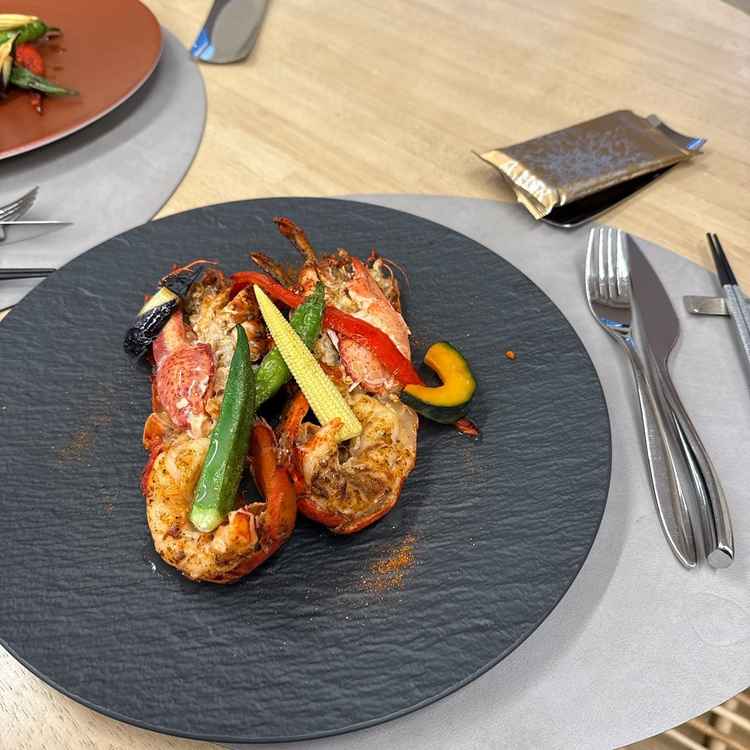 試食で食べたエビの料理です。