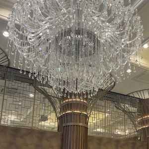 披露宴会場のシャンデリア。存在感抜群で、一気に華やかでゴージャスな雰囲気になります。