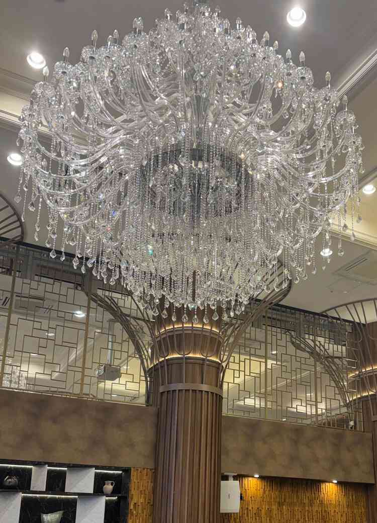 披露宴会場のシャンデリア。存在感抜群で、一気に華やかでゴージャスな雰囲気になります。