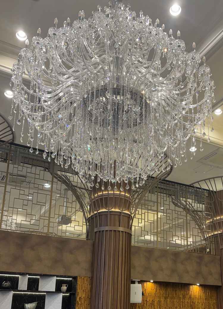 披露宴会場のシャンデリア。存在感抜群で、一気に華やかでゴージャスな雰囲気になります。