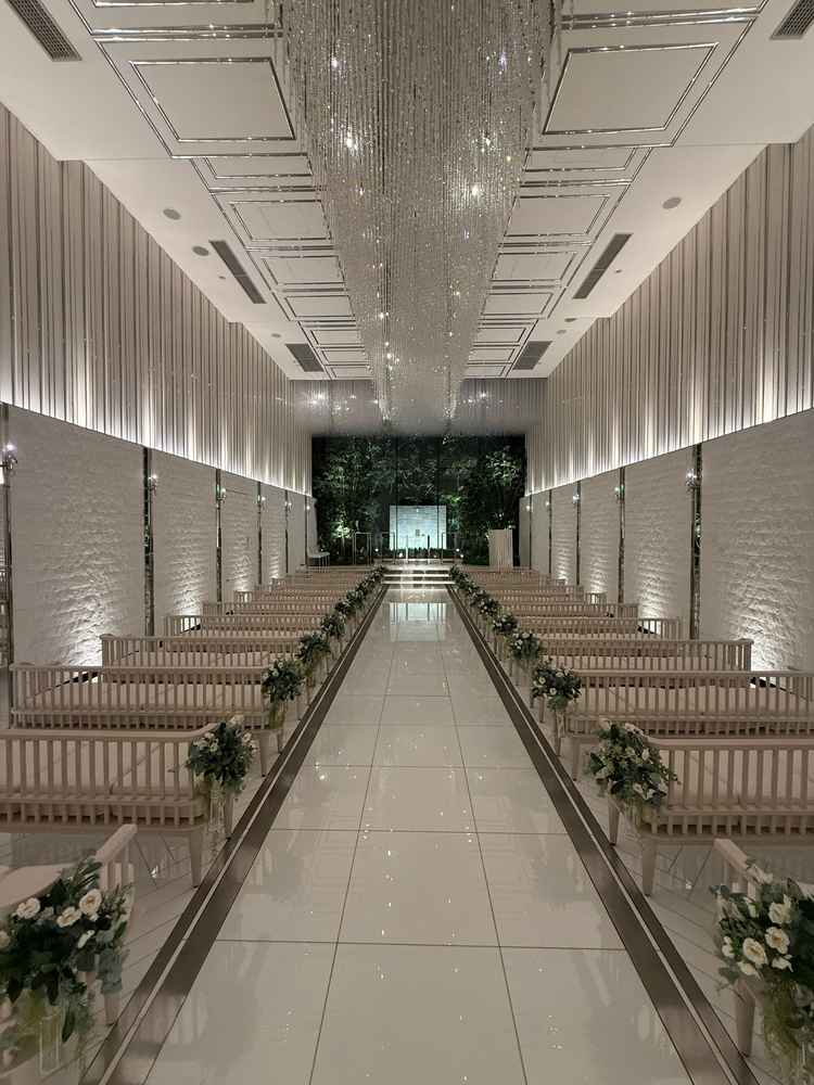 チャペル：バージンロードが長く、夜でも緑が綺麗でした。