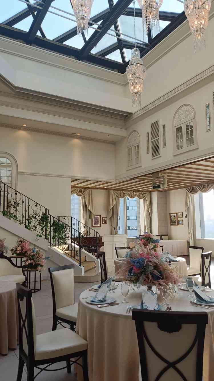 披露宴会場③。階段から新郎新婦が入場できる。