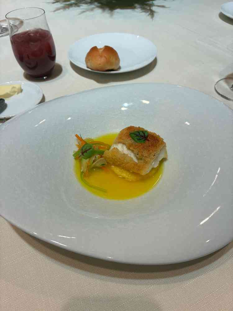 鮃のパヴェ　貝だしのスープがかけられており、深い味わいだった