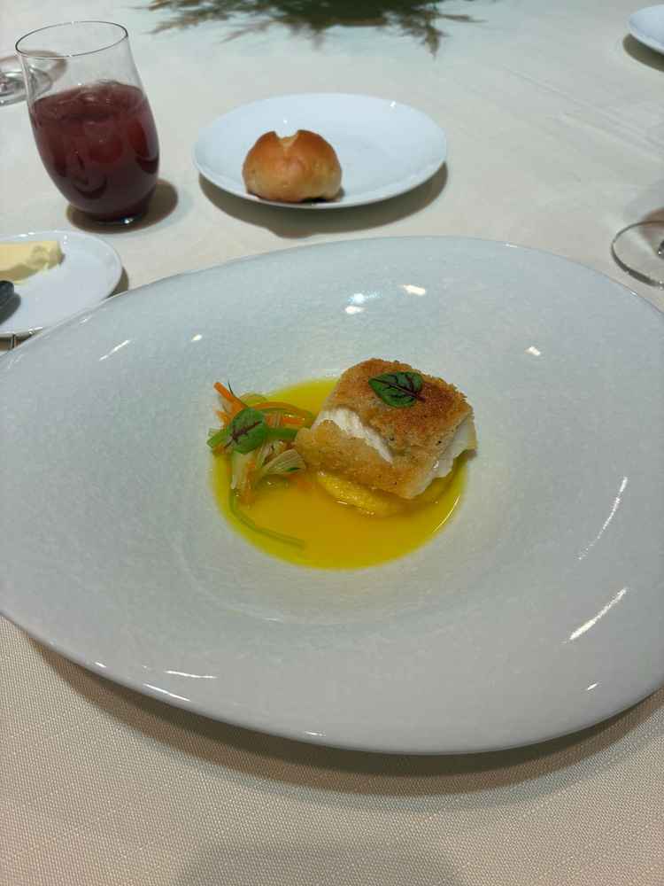 鮃のパヴェ　貝だしのスープがかけられており、深い味わいだった