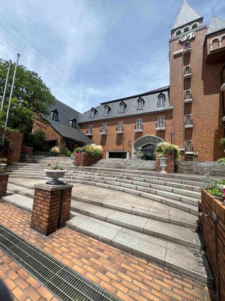 外観です。レンガ調でおとぎ話のような可愛らしい雰囲気でした。THE式場という印象です。