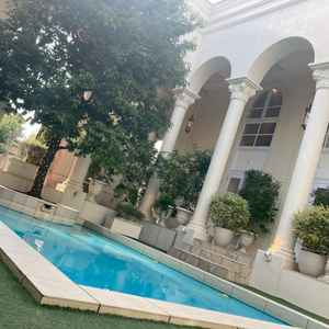 披露宴会場の外へと繋がる扉を開けるとプールがある。ここからの入場や、ミニゲーム等での使用もできる。