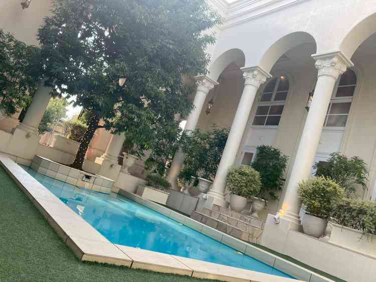 披露宴会場の外へと繋がる扉を開けるとプールがある。ここからの入場や、ミニゲーム等での使用もできる。