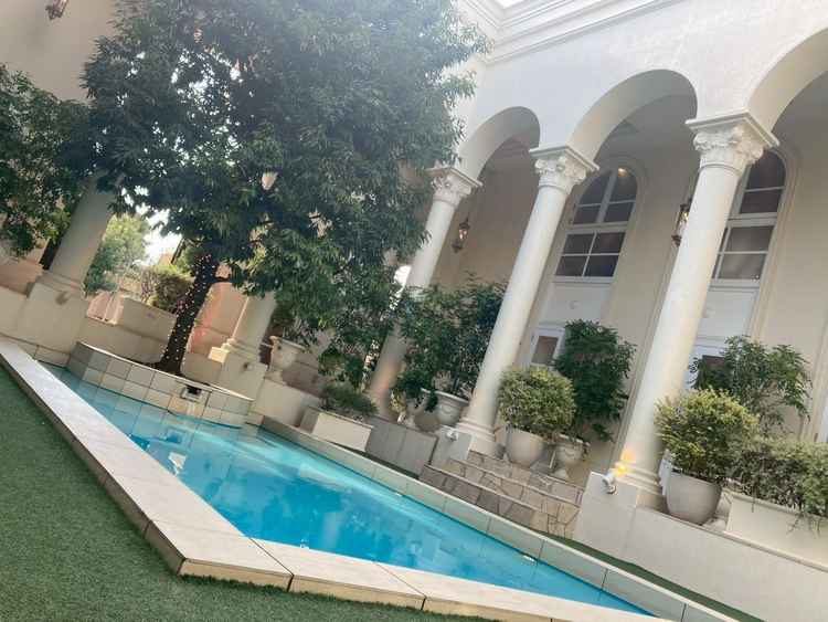 披露宴会場の外へと繋がる扉を開けるとプールがある。ここからの入場や、ミニゲーム等での使用もできる。