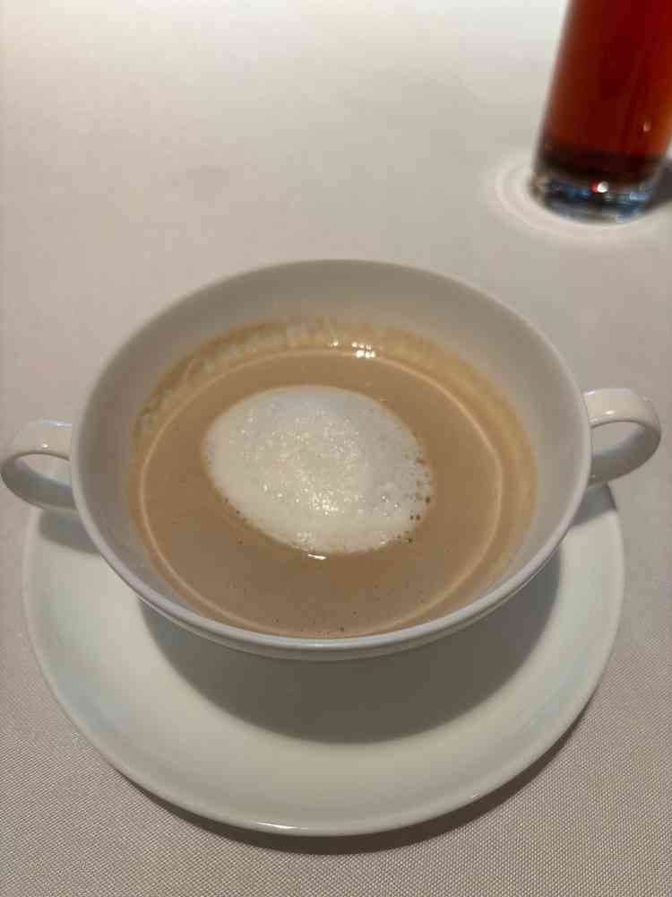 カプチーノが乗ったスープは最高でした。