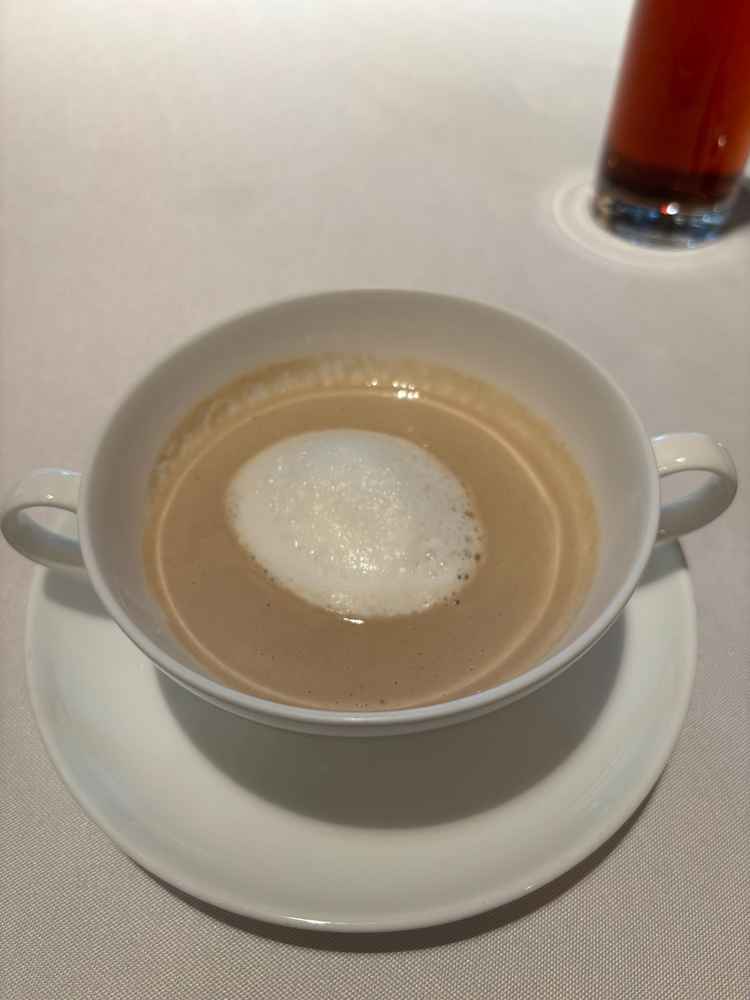 カプチーノが乗ったスープは最高でした。