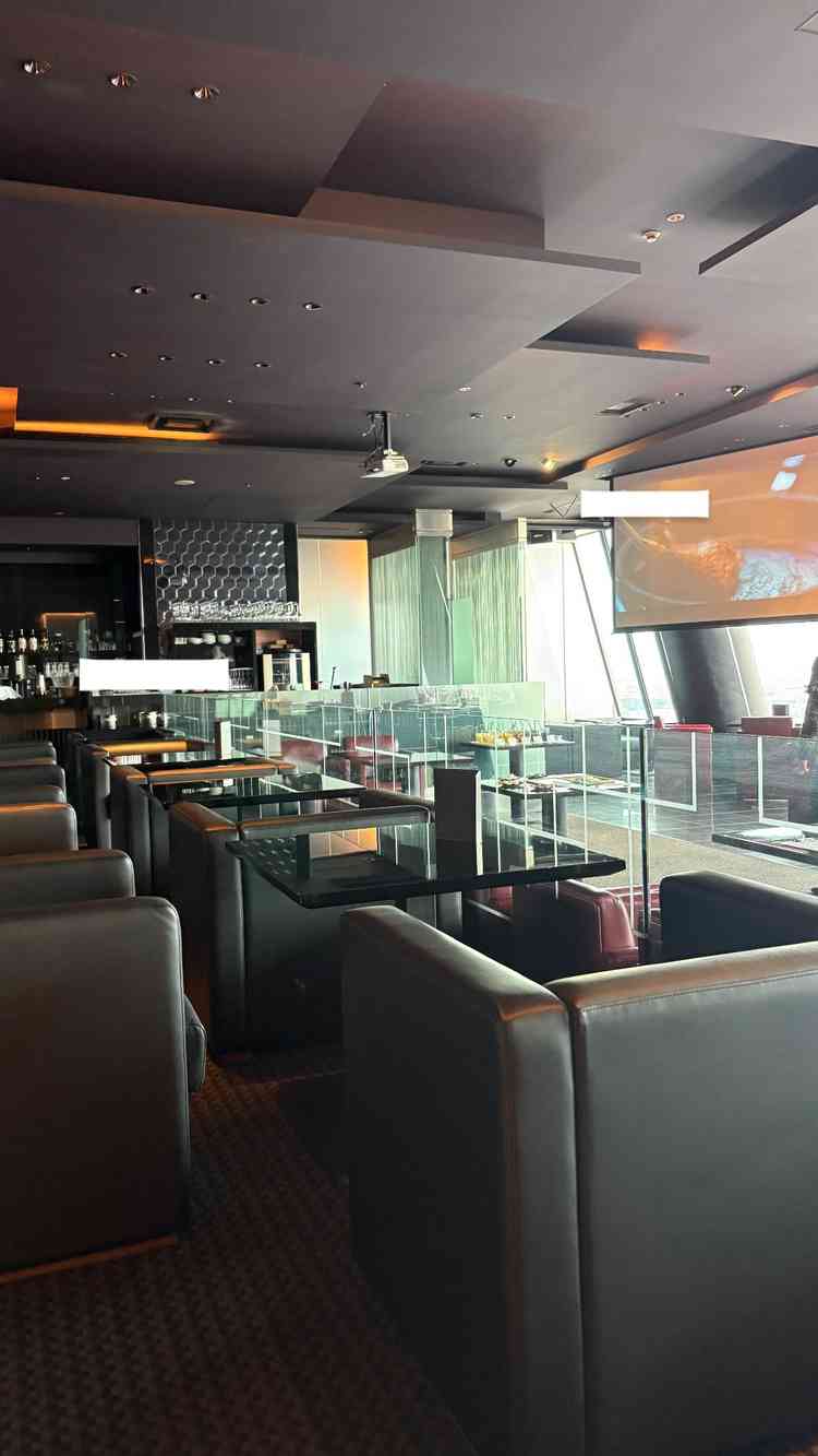 眺めも良くゆったりしたソファやドリンクサービスもあり、ゲストへの配慮が感じられました。