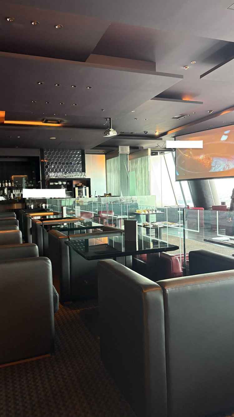 眺めも良くゆったりしたソファやドリンクサービスもあり、ゲストへの配慮が感じられました。