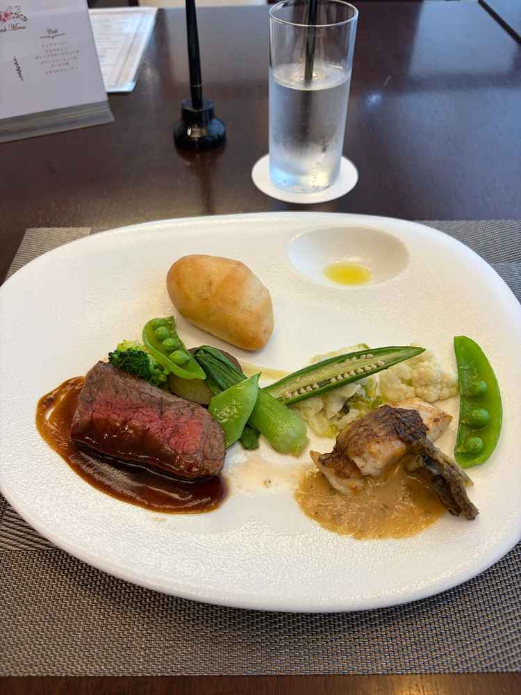 お肉料理とお魚料理。とっても美味しかったです。