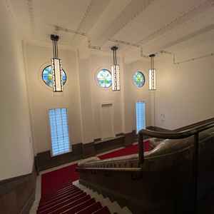 階段やステンドグラスのデザインがおしゃれだった。