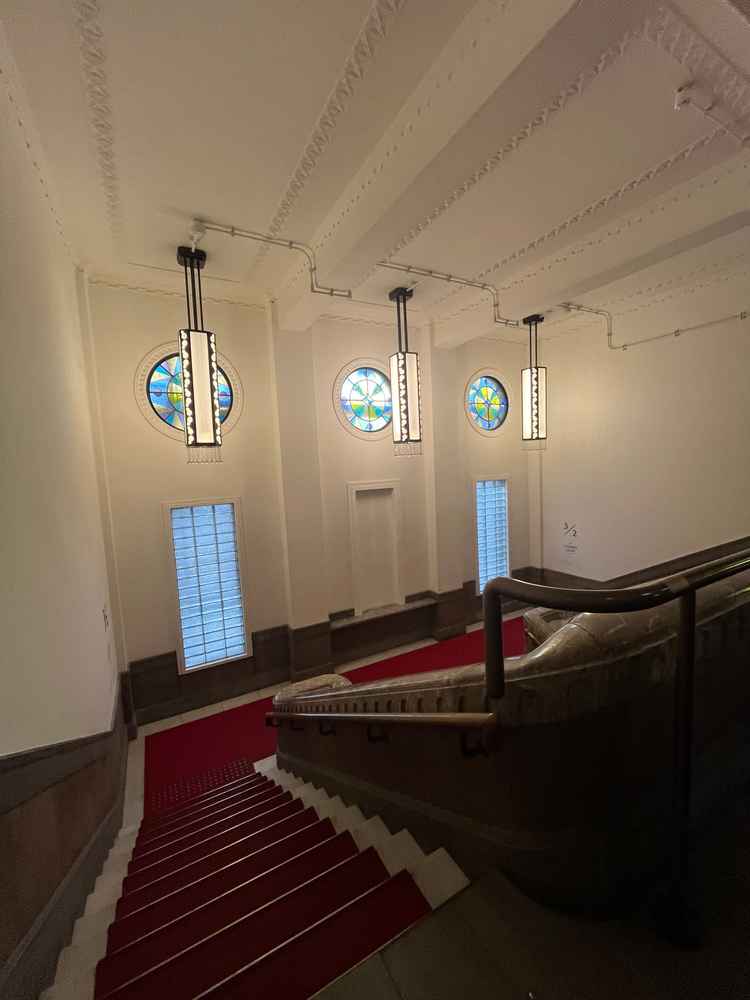 階段やステンドグラスのデザインがおしゃれだった。