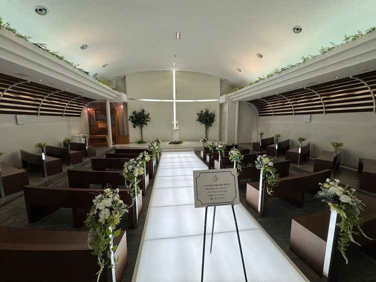 ゲストがどの位置に座ってもチャペル中央が見やすくなっている横長のチャペルがとても素敵でした。