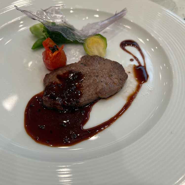 コースメインです。旬の食材を取り入れるコースのため季節によって変わります。それぞれ選ぶことができます