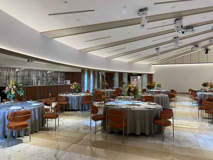 披露宴会場①かなり広々としています。70-200名まで可能。窓がないのに、開放感があってすごいです。