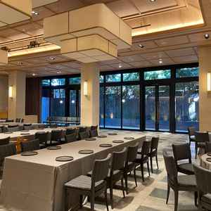 和モダンな披露宴会場の写真です。