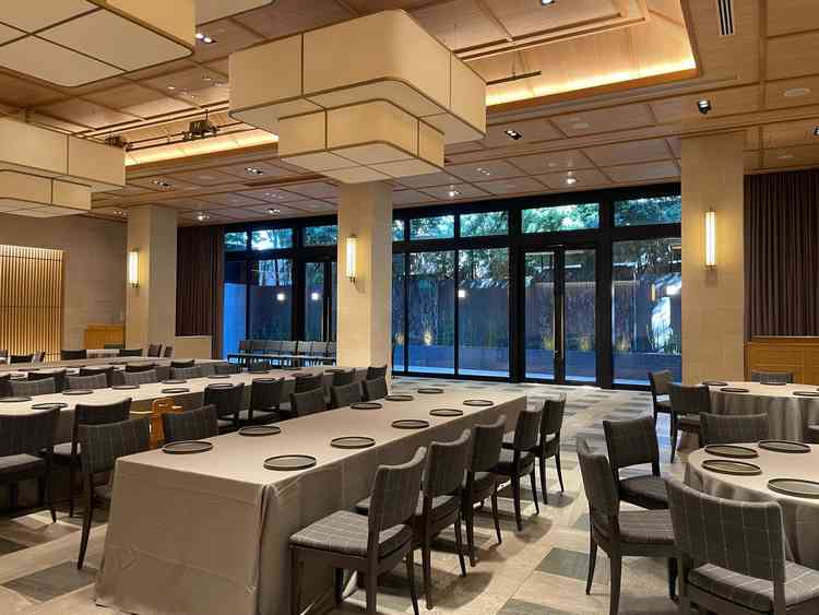 和モダンな披露宴会場の写真です。