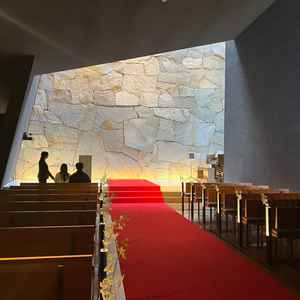 照明とバックの岩々の壁のコントラストが凄く綺麗でした。