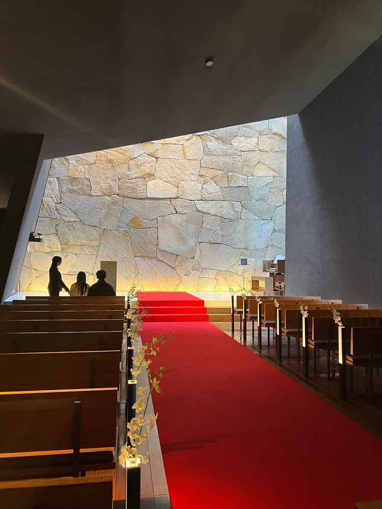 照明とバックの岩々の壁のコントラストが凄く綺麗でした。